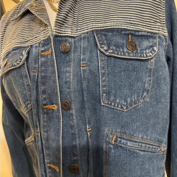 Gap Blue Lightweight Denim Jacket with Pointed Collar and Standard Fit - Picture 4 of 10